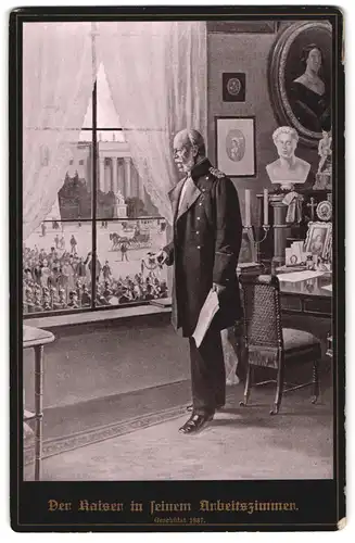 Fotografie unbekannter Fotograf und Ort, Portrait Kaiser Wilhelm I. v. Preussen in Uniform am Fenster