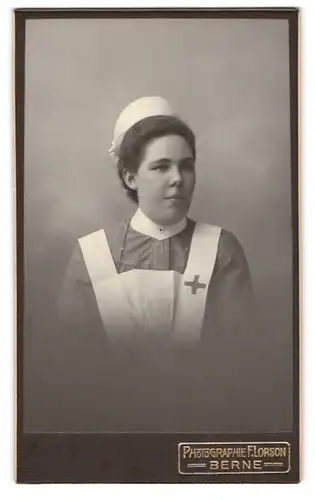 Fotografie F. Lorson, Bern, Portrait Rot-Kreuz Krankenschwester Lucie in Dienstuniform mit Haube und Kittel