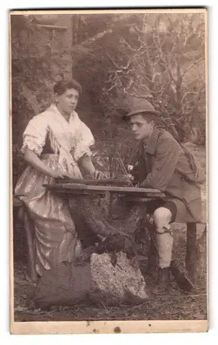 Fotografie Peter Moosbrugger, Meran, junges Paar als Jäger und im Trachtekleid mit Zither