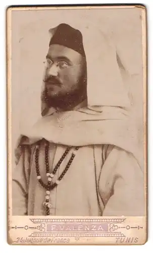 Fotografie F. Valenza, Tunis, Christlicher Missionar in Afrika mit Gebetskette im Habit, 1903