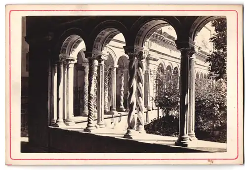 Fotografie unbekannter Fotograf, Ansicht Rom, Blick in den Säulengang des Kloster St. Paul
