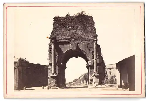 Fotografie unbekannter Fotograf, Ansicht Rom, Blick auf den Zerfallenen Bogen des Drusus