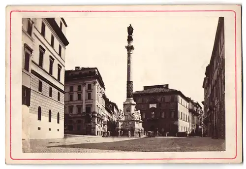 Fotografie unbekannter Fotograf, Ansicht Rom, Blick auf die Säule der Unbefleckten Empfängnis am Piazza di Spagna