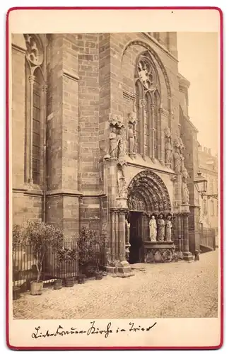 Fotografie unbekannter Fotograf, Ansicht Trier, Blick auf den Eingang der Liebfrauenkirche