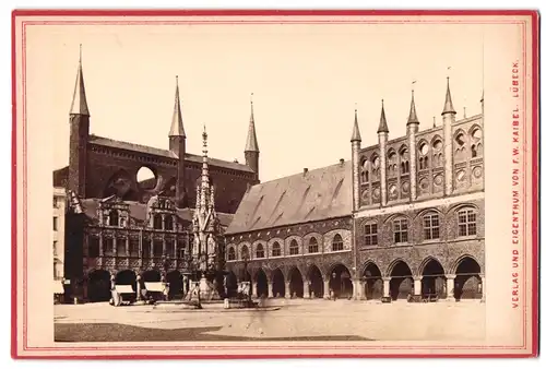 Fotografie F. W. Kaibel, Lübeck, Ansicht Lübeck, Blick auf den Marktplatz mit Brunnen