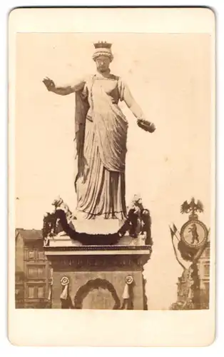Fotografie unbekannter Fotograf, Ansicht Berlin, Blick auf die Beroliner Statue am Hallesches Tor, wurde 1927 abgebaut