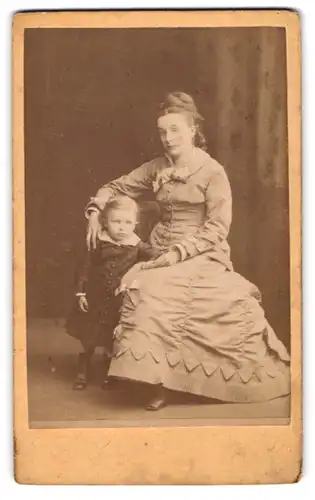 Fotografie F. Wunstorf, Mainz, Portrait junge Mutter im hellen Kleid mit Töchterchen an der Seite, Mutterglück