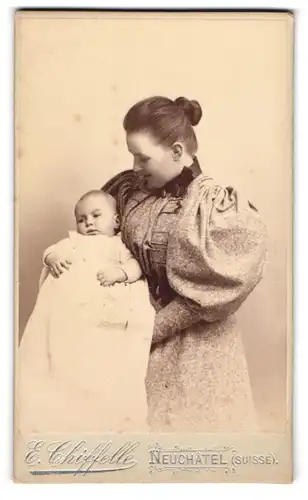 Fotografie E. Chiffelle, Neuchatel, junge Mutter mit ihrem Sohn Jean Louis Nagel im Arm, Mutterglück