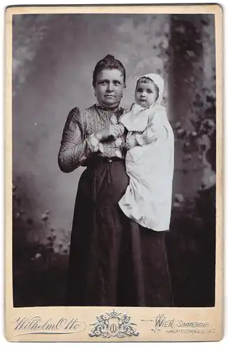 Fotografie Wilhelm Otto, Wien, Mutter mit ihrem Kind im weissen Kleidchen im Arm, Mutterglück