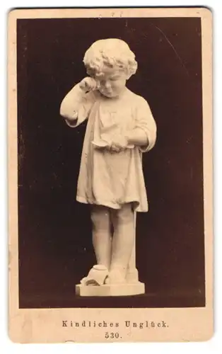 Fotografie unbekannter Fotograf und Ort, Statue. Kindliches Unglück, weinendes Kind