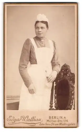 Fotografie Edgar Wallnau, Berlin, Krankenschwester mit Häubschen und Kittel, Medizin in der Hand