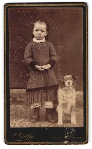 Fotografie J. Detlefs, Berlin, kleines Mädchen im dunklen Kleid mit ihren Hund an der Seite