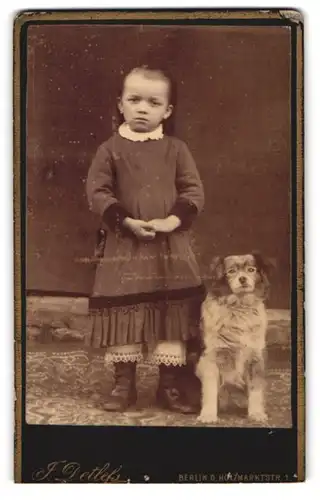 Fotografie J. Detlefs, Berlin, junges Mädchen im Kleid mit ihrem Hund bei Fuss