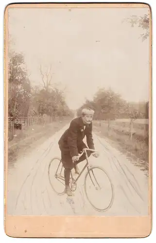 Fotografie unbekannter Fotograf und Ort, junger Mann Hugo Schlagmann auf seinem Rennrad, 1902