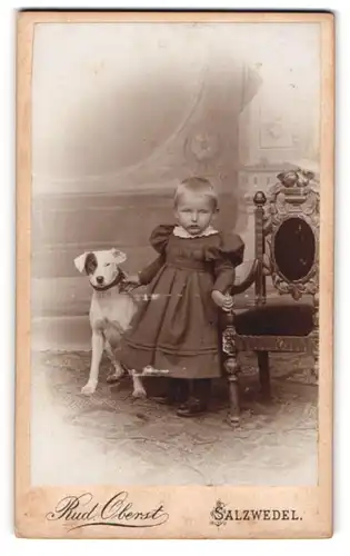 Fotografie Rud. Oberst, Salzwedel, niedliches Mädchen mit ihrem Terrier im Atelier