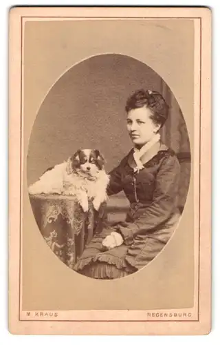 Fotografie M. Kraus, Regensburg, junge Dame mit ihrem Hund auf dem Tisch im Atelier