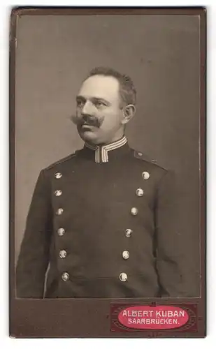 Fotografie Albert Kuban, Saarbrücken, Eisenbahner in Uniform mit Kaiser Wilhelm Bart