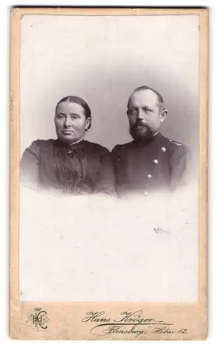 Fotografie Hans Kröger, Flensburg, Eisenbahner in Uniform nebst seine Frau im Atelier