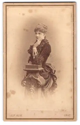 Fotografie Leop. Bude, Graz, Schauspielerin Teresina Sommerstorff-Gessner im Kleid mit Autograph, 1885