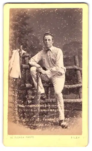 Fotografie Walter Fischer, Filey, junger englischer Crickte Spieler mit Cricketschläger als Schlagmann