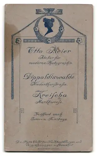 Fotografie Otto Meier, Dippoldiswalde, junger Knabe als Bäcker Geselle mit Quirl