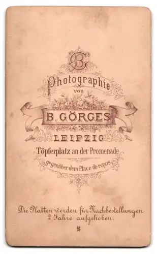 Fotografie B. Görges, Leipzig, junger Bäcker Geselle mit Schürze und Bäckermütze im Atelier