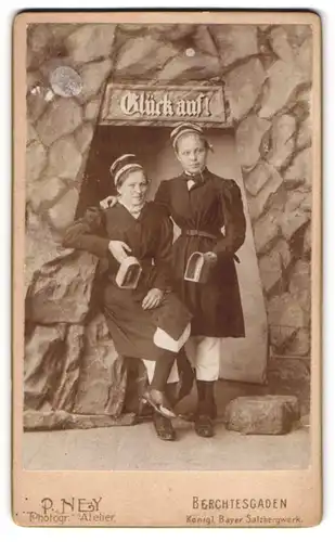 Fotografie P. Ney, Berchtesgaden, zwei Damen als Bergleute mit Grubenlamep in einer Studiokulisse
