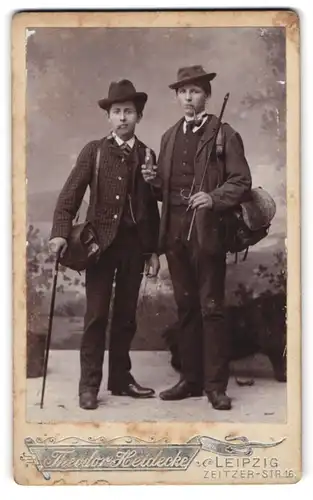 Fotografie Theodor Heidecke, Leipzig, zwei junge Knaben auf Wanderschaft mit Stock und Wandertaschen