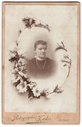 Fotografie Kade, Leisnig, junge Frau im dunklen Kleid mit Perlenkette im Passepartout