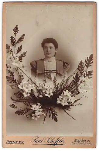 Fotografie Paul Scheffler, Berlin, Portrait junge Dame im bestickten Kleid mit Brosche im Passepartout