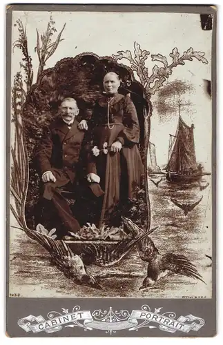 Fotografie unbekannter Fotograf und Ort, älteres Paar im Biedermeierkleid und im Anzug, Passepartout