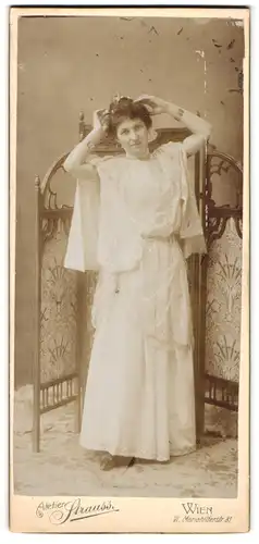Fotografie Strauss, Wien, Schauspielerin im weissen Kleid mit Tüll und Perlenkette vor einem Paravan