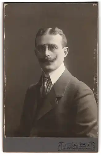 Fotografie B. Dittmar, Regensburg, Herr Adolf Bosch im Anzug, Oberpostinspektor