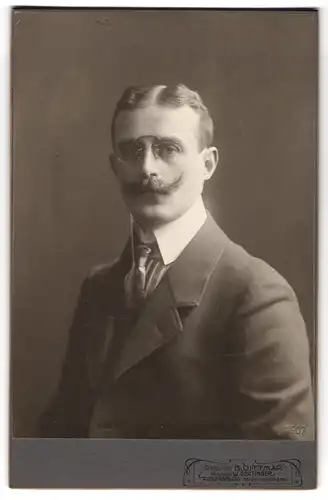 Fotografie B. Dittmar, Regensburg, Adolf Bosch Oberpostinsepktor im Anzug mit Zwickerbrille