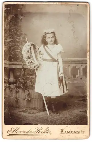 Fotografie Alexander Richter, Kamenz i. Sa., junges süsses Mädchen im Kleidchen mit Blumenkranz am Stock
