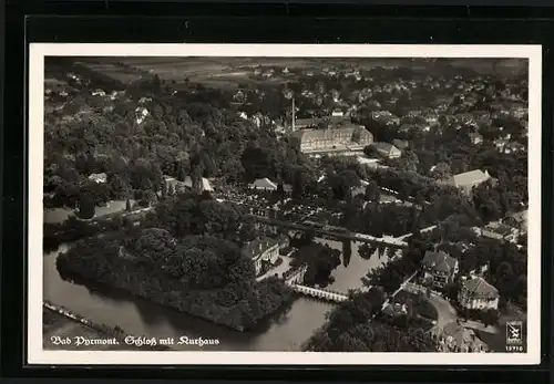 AK Bad Pyrmont, Schloss mit Kurhaus vom Flugzeug aus