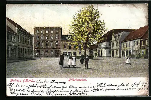 AK Dahme /Mark, Wilhelmsplatz mit Einwohnerinnen und Schuljunge