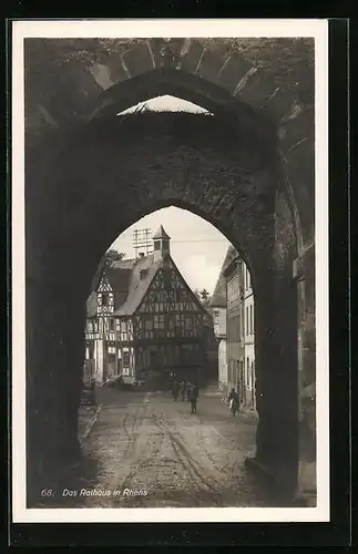 AK Rhens, Blick zum Rathaus durch ein Tor