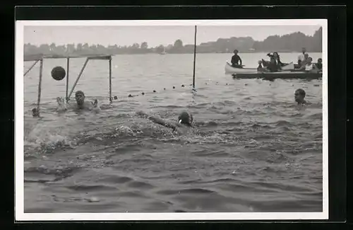 Foto-AK Männer beim Wasserball, Im Hintergund Boote, Wassersport