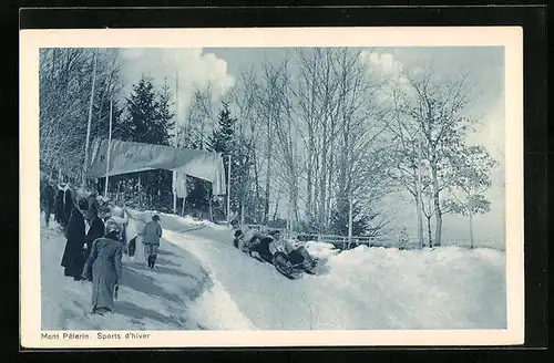 AK Mont Pélerin, Sports d`hiver, Vier Männer auf Schlitten in der Kurve