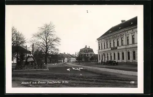 AK Absdorf a. d. Franz Josefsbahn, Strassenpartie mit Karl Dinagl`s Gasthaus