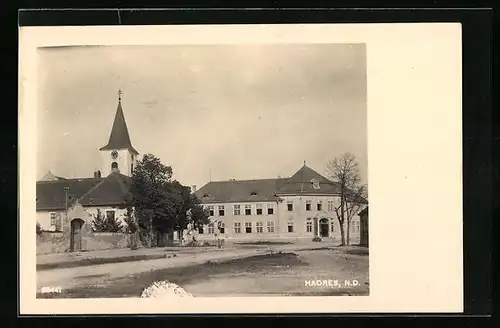 AK Hadres, Marktplatz mit Kirche und Friefhof