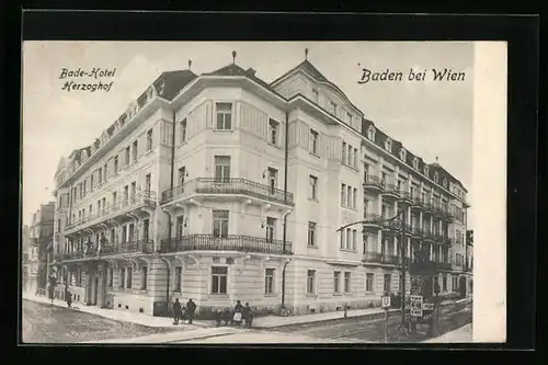 AK Baden bei Wien, Bade-Hotel Herzoghof mit Strasse und Litfasssäule