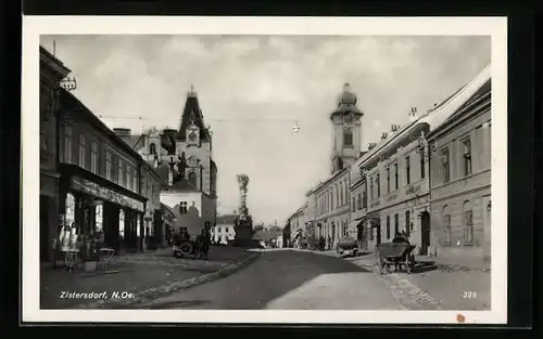AK Zistersdorf, Strassenpartie mit Blick auf Säulendenkmal