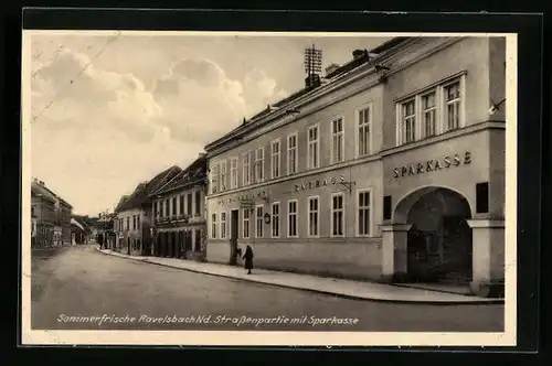 AK Ravelsbach /Nd., Strassenpartie mit Sparkasse, Postamt u. Rathaus