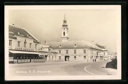 AK Stockerau, Hauptstrasse mit Gasthaus zum goldenen Strauss und Cafe Gruber