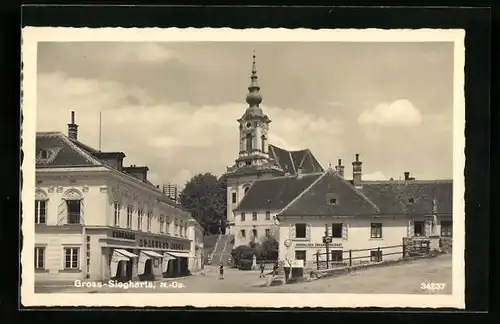 AK Gross-Siegharts, Strassenpartie mit Uhrengeschäft von Eduard Reichart und Kirche