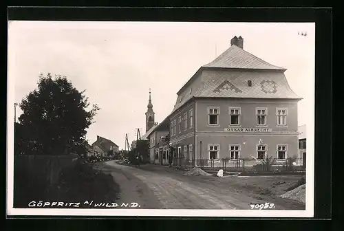 AK Göpfritz a. Wild, Strassenpartie mit Gasthaus Oskar Albrecht und Blick auf Kirche