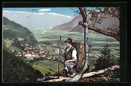 AK Nals, Ortsansicht aus weiter Ferne, Bergsteiger mit Kiepe