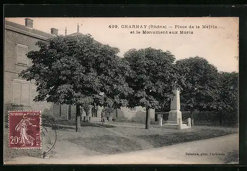 AK Charnay, Place de la Mairie et le Monument aux Morts